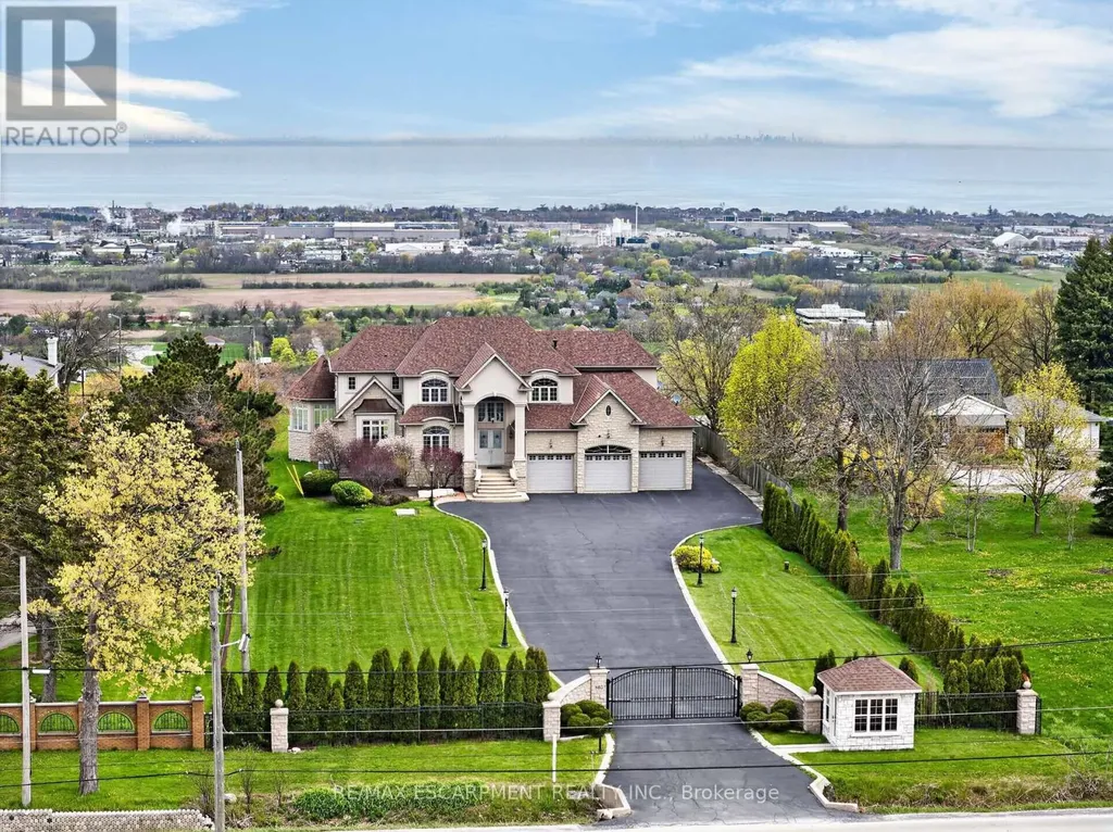 803 Ridge Road Hamilton ON L8J 2Y3