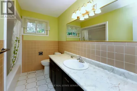 1492 Hillgrove Road Mississauga (clarkson) ON L5J 3M1
