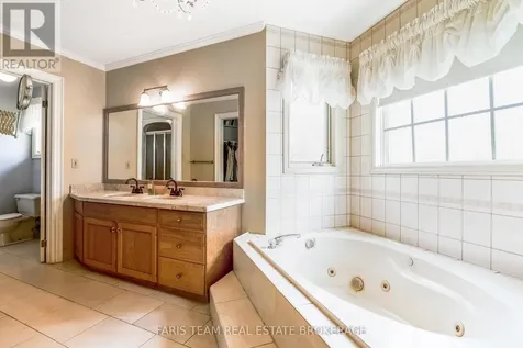 4 Mills Circle Springwater ON L9X 0J7