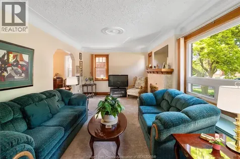 2226 Gladstone Avenue Windsor ON N8W 2N7