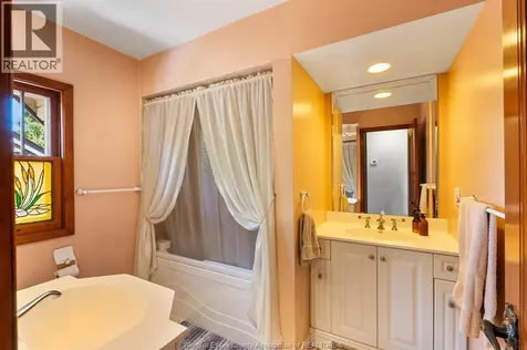 2226 Gladstone Avenue Windsor ON N8W 2N7