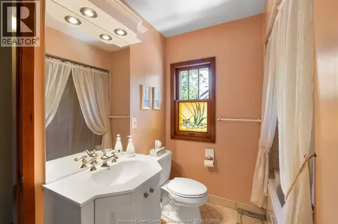 2226 Gladstone Avenue Windsor ON N8W 2N7