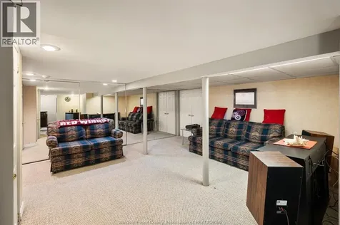 2226 Gladstone Avenue Windsor ON N8W 2N7