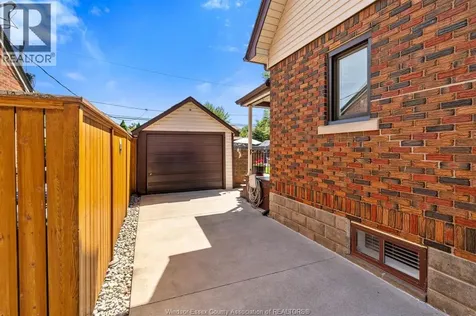 2226 Gladstone Avenue Windsor ON N8W 2N7