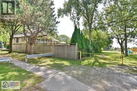 4305 Casgrain Windsor ON N9G 2A9