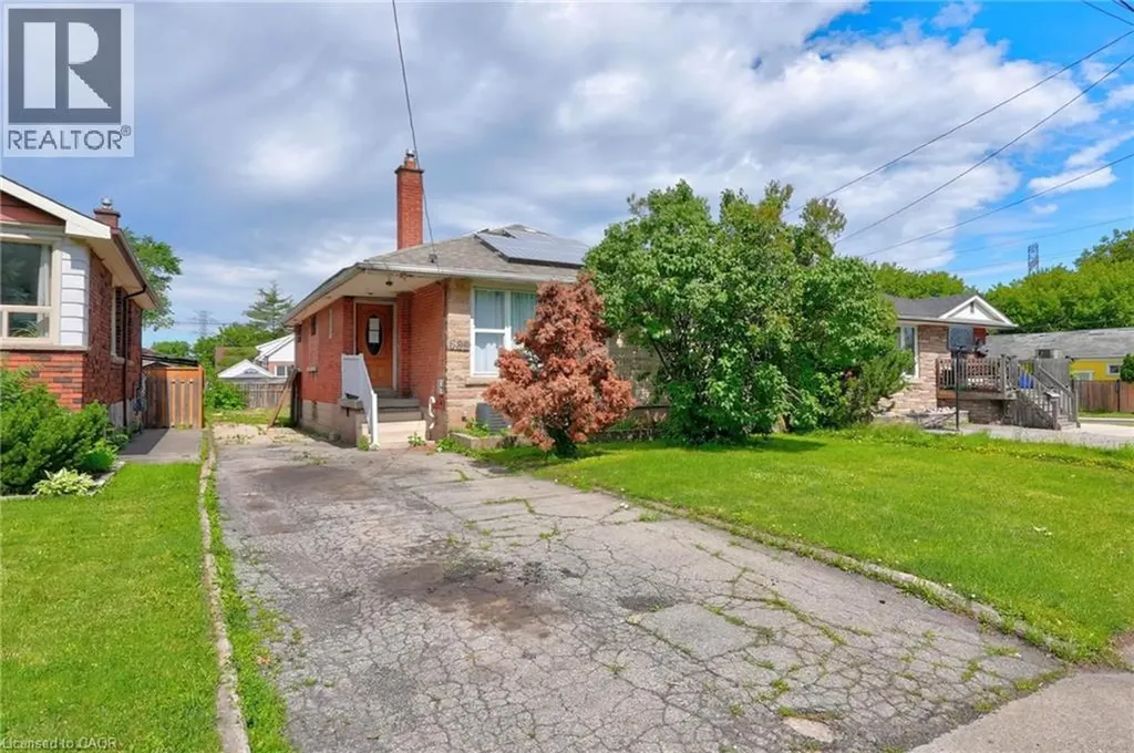 689 Burgess Avenue Hamilton ON L8H 6J2