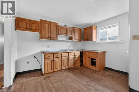 689 Burgess Avenue Hamilton ON L8H 6J2
