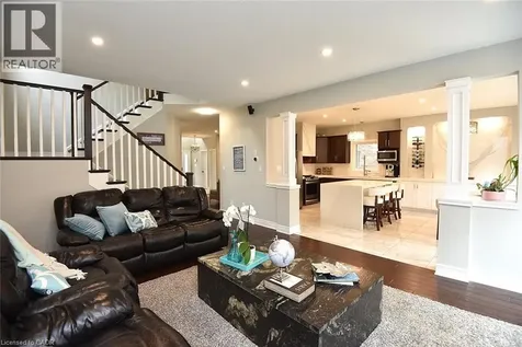 74 Lampman Drive Grimsby ON L3M 0E7