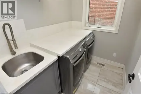 74 Lampman Drive Grimsby ON L3M 0E7