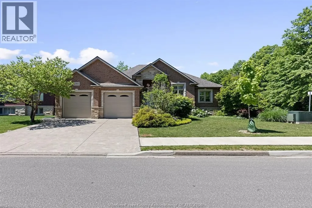 2203 Roxborough Windsor ON N9E 2Z7
