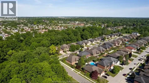 2203 Roxborough Windsor ON N9E 2Z7