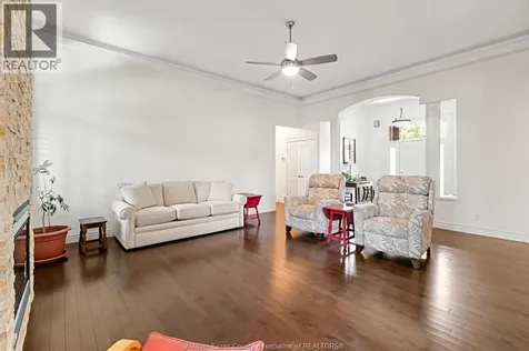 2203 Roxborough Windsor ON N9E 2Z7