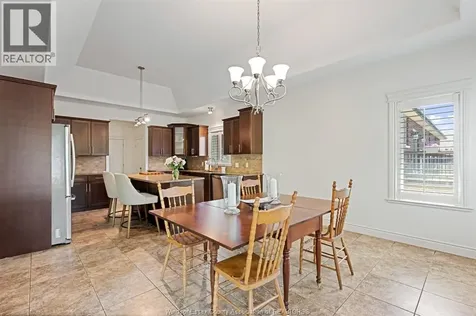2203 Roxborough Windsor ON N9E 2Z7