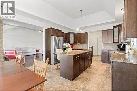 2203 Roxborough Windsor ON N9E 2Z7