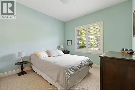 2203 Roxborough Windsor ON N9E 2Z7