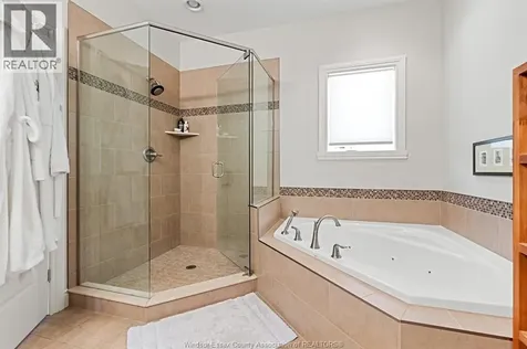 2203 Roxborough Windsor ON N9E 2Z7
