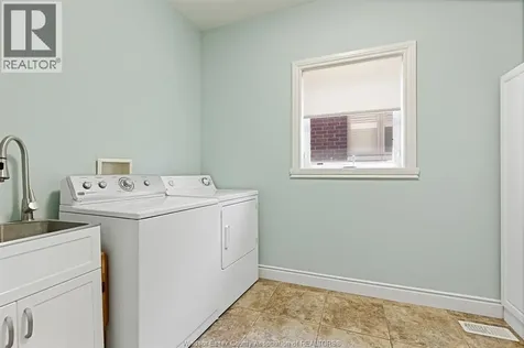 2203 Roxborough Windsor ON N9E 2Z7
