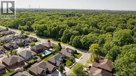 2203 Roxborough Windsor ON N9E 2Z7