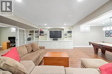 2203 Roxborough Windsor ON N9E 2Z7