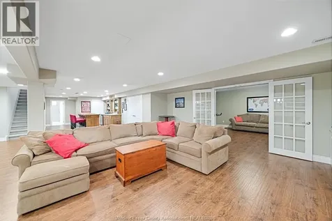 2203 Roxborough Windsor ON N9E 2Z7