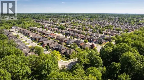 2203 Roxborough Windsor ON N9E 2Z7