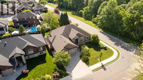 2203 Roxborough Windsor ON N9E 2Z7