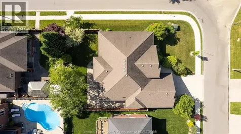 2203 Roxborough Windsor ON N9E 2Z7