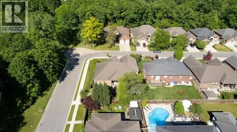 2203 Roxborough Windsor ON N9E 2Z7