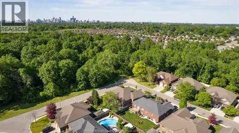2203 Roxborough Windsor ON N9E 2Z7
