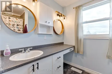 2A Selkirk Street Petawawa ON K8H 3C1