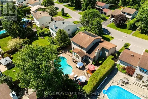 1821 Woodhaven Heights Ottawa ON K1E 2W3