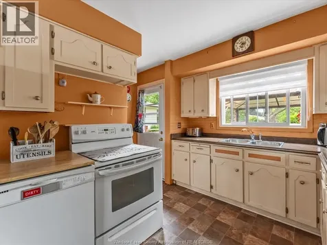 15 Riviera Amherstburg ON N9V 3A5