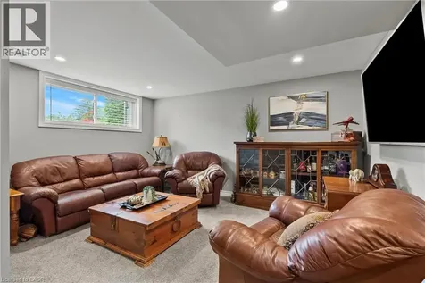 8 Bendamere Drive Grimsby ON L3M 2N3
