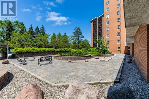 2020 Jasmine Crescent Ottawa ON K1J 8K5