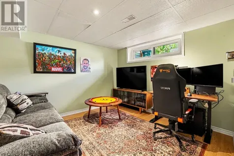 33 Newbury Avenue Ottawa ON K2E 6K7