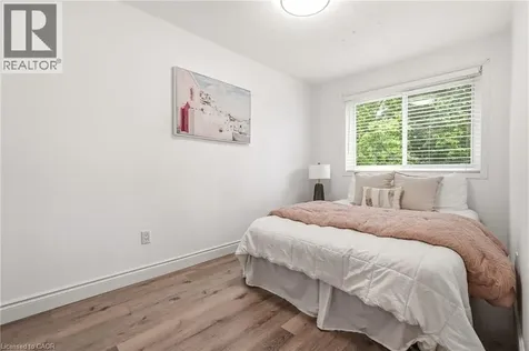 2353 Middlesmoor Crescent Burlington ON L7P 3X4