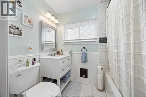 49 Maple Row Essex ON N8M 2T8