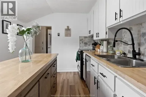 49 Maple Row Essex ON N8M 2T8
