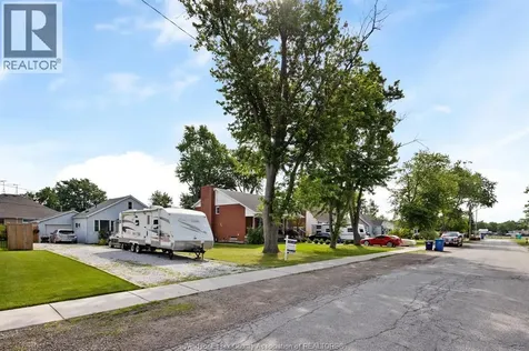 49 Maple Row Essex ON N8M 2T8