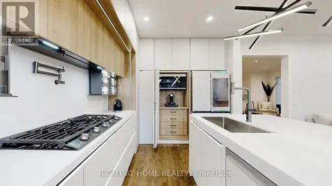 110 Thatcher Crescent East Gwillimbury ON L9N 0B9