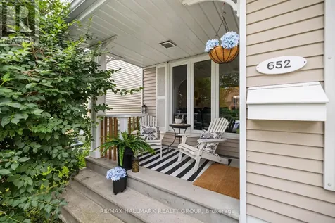 652 Thicket Way Ottawa ON K4A 3A7