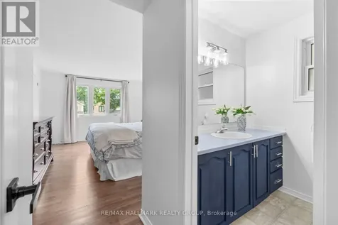 652 Thicket Way Ottawa ON K4A 3A7