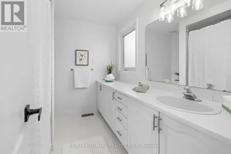 652 Thicket Way Ottawa ON K4A 3A7