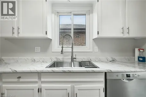 712 Vermouth Avenue Mississauga ON L5A 3T3
