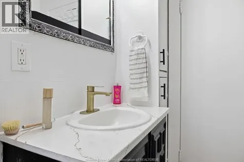 2265 Cabana Windsor ON N9E 3K1