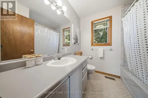 22 Colonial Crescent Brantford ON N3R 7M7