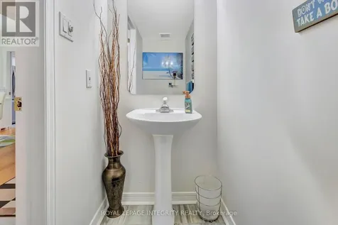 7 Westpointe Crescent Ottawa ON K2G 5Z1