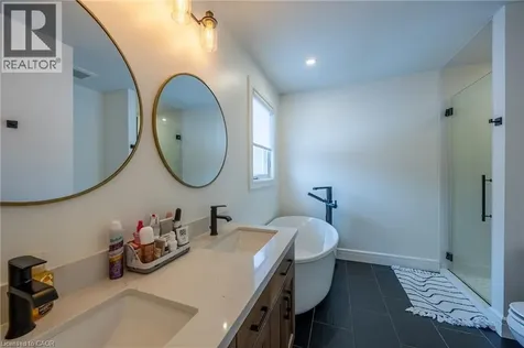3 Kintyre Court Caledonia ON N3W 1G8