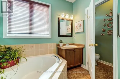 32 Oakside Drive Uxbridge ON L9P 2A4