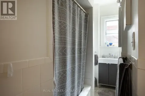33 Atlas Avenue Toronto (humewood-cedarvale) ON M6C 3N8